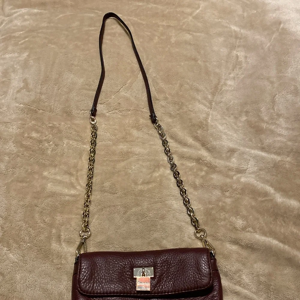 Calvin Kline small burgundy leather crossbody - Picture 3 of 12
